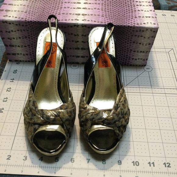 Women's Oxi by Falc Heels Size 6.5W Black and Gold - Picture 3 of 7